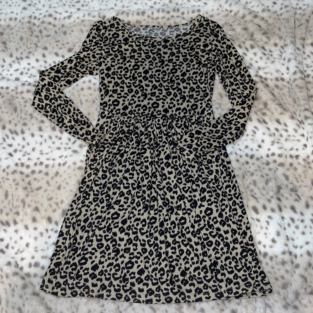 adorable cheetah print long sleeved dress with pockets!